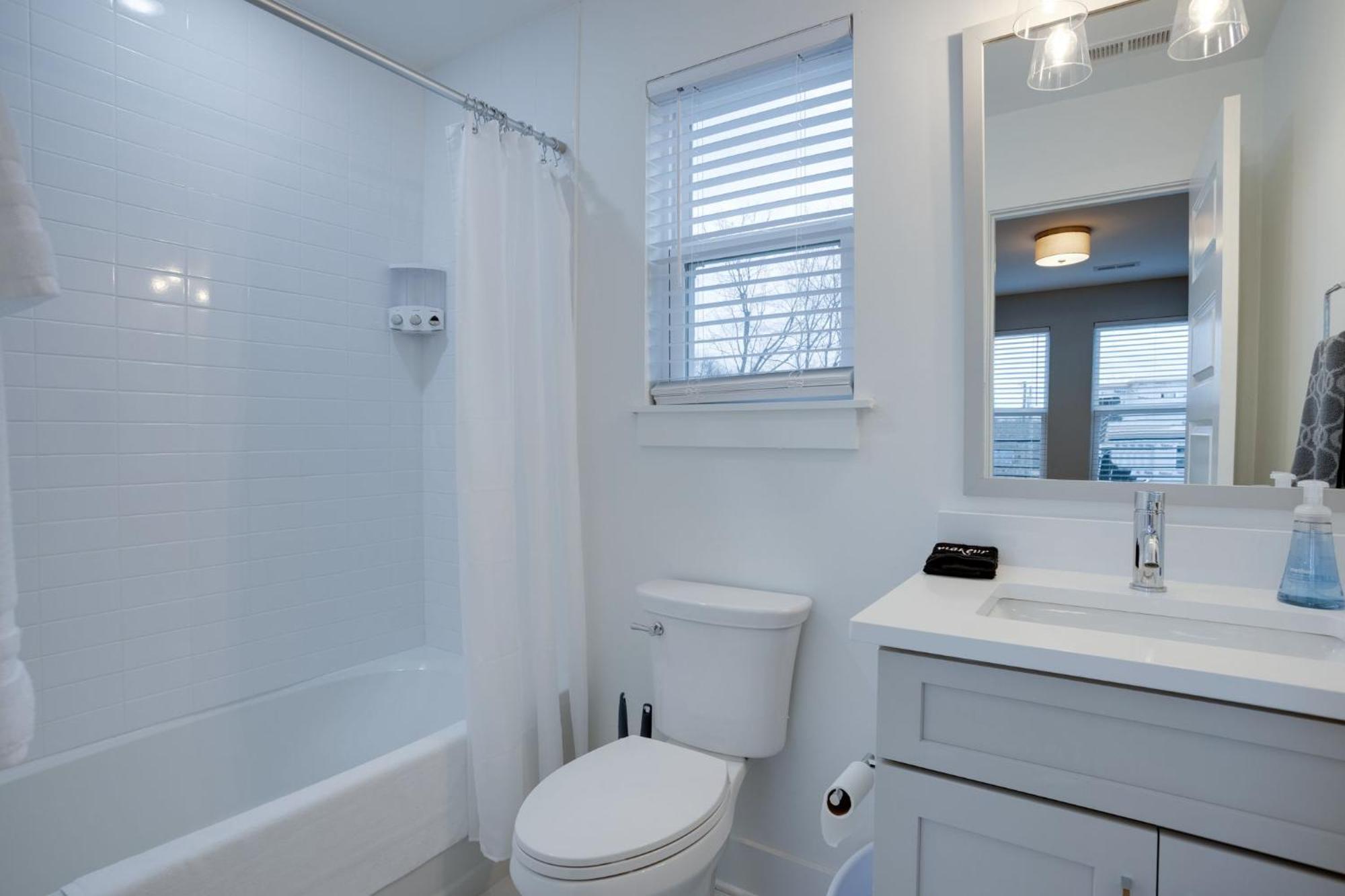 Modern Townhome, 10Min To Downtown! 8Min To Grand Ole Opry! Sleeps 8! Nashville Luaran gambar