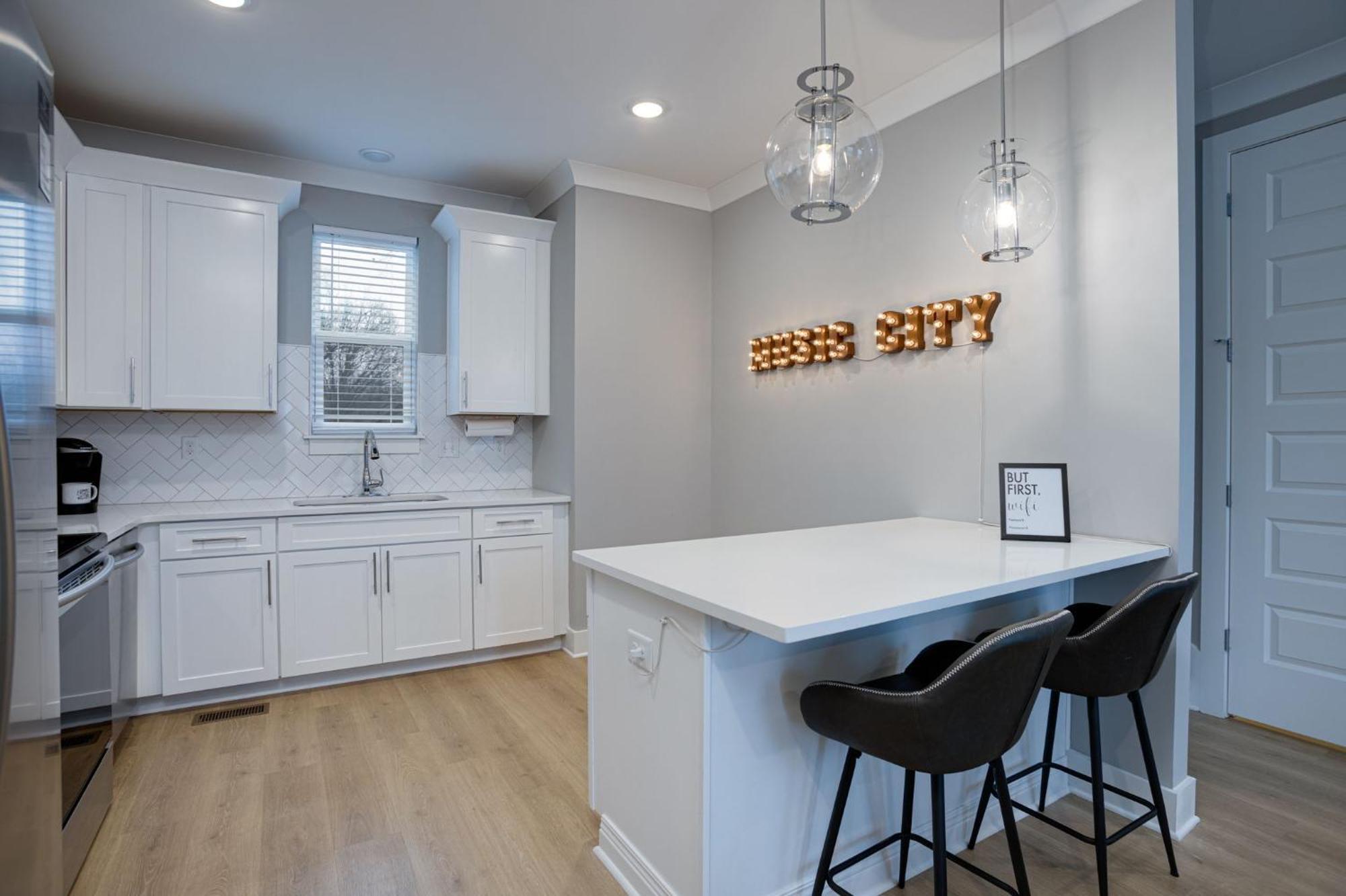 Modern Townhome, 10Min To Downtown! 8Min To Grand Ole Opry! Sleeps 8! Nashville Luaran gambar
