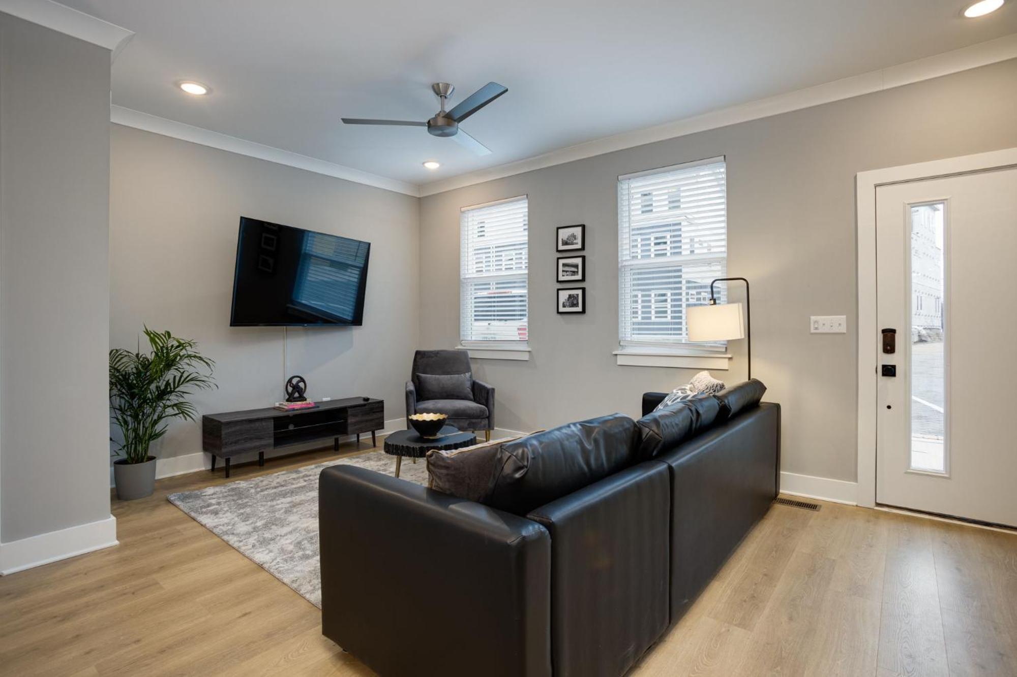 Modern Townhome, 10Min To Downtown! 8Min To Grand Ole Opry! Sleeps 8! Nashville Luaran gambar